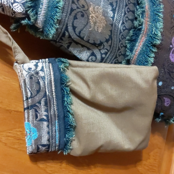 Wooden handle ornate tapestry handbag - Picture 2 of 3